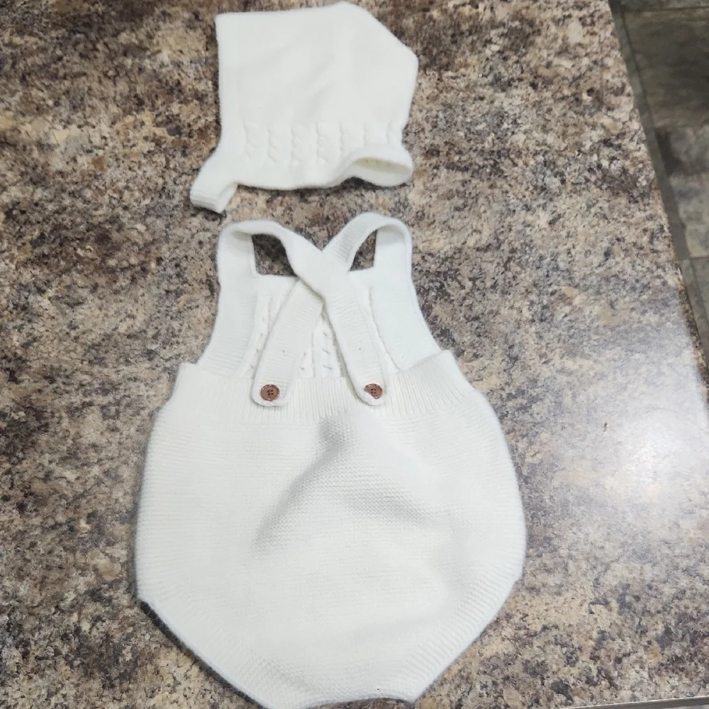 SHEIN White Knitted Diaper Cover and Hat Set